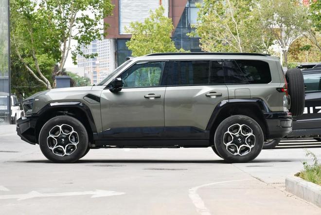 越野+长续航51m大块头搭鸿蒙座舱冰球突破华为系方盒子3把锁+智能(图2)