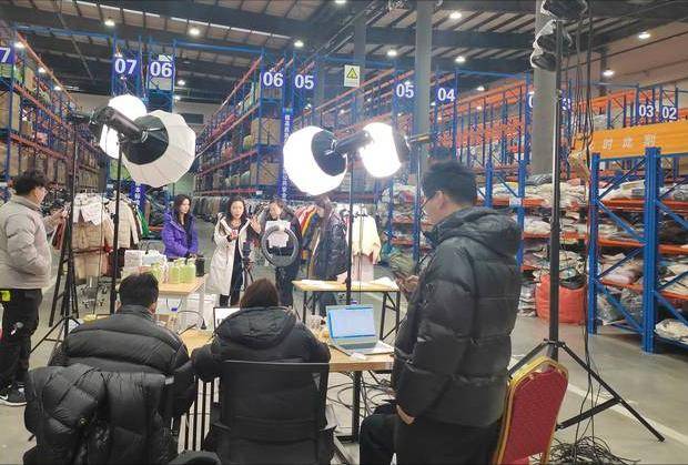 连倒下直播带货不香了？现在还能赚钱吗冰球突破游戏年销几十亿的电商巨头接(图13)